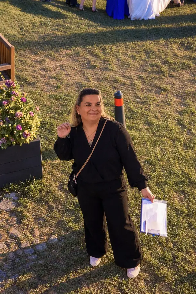 Hochzeitsplanerin mit Ablaufplan im Garten von Schloss Reinbek