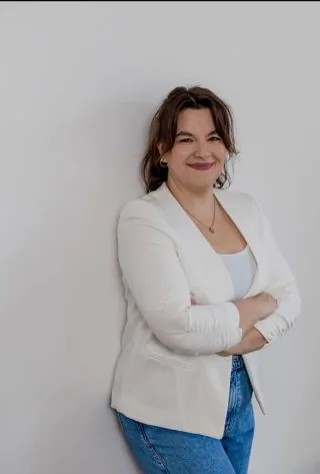 Filomena mit verschränkten Armen