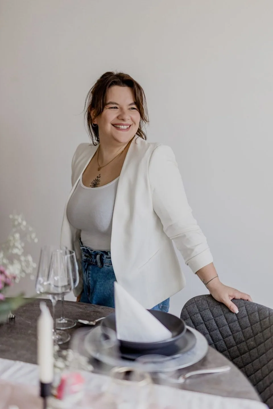 Filomena an einer festlich gedeckten Tafel