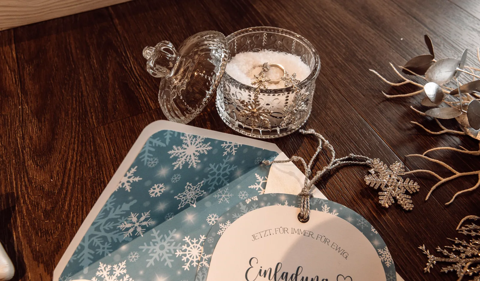 Stilvoll gedeckte Eventtafel mit eleganter Papeterie
