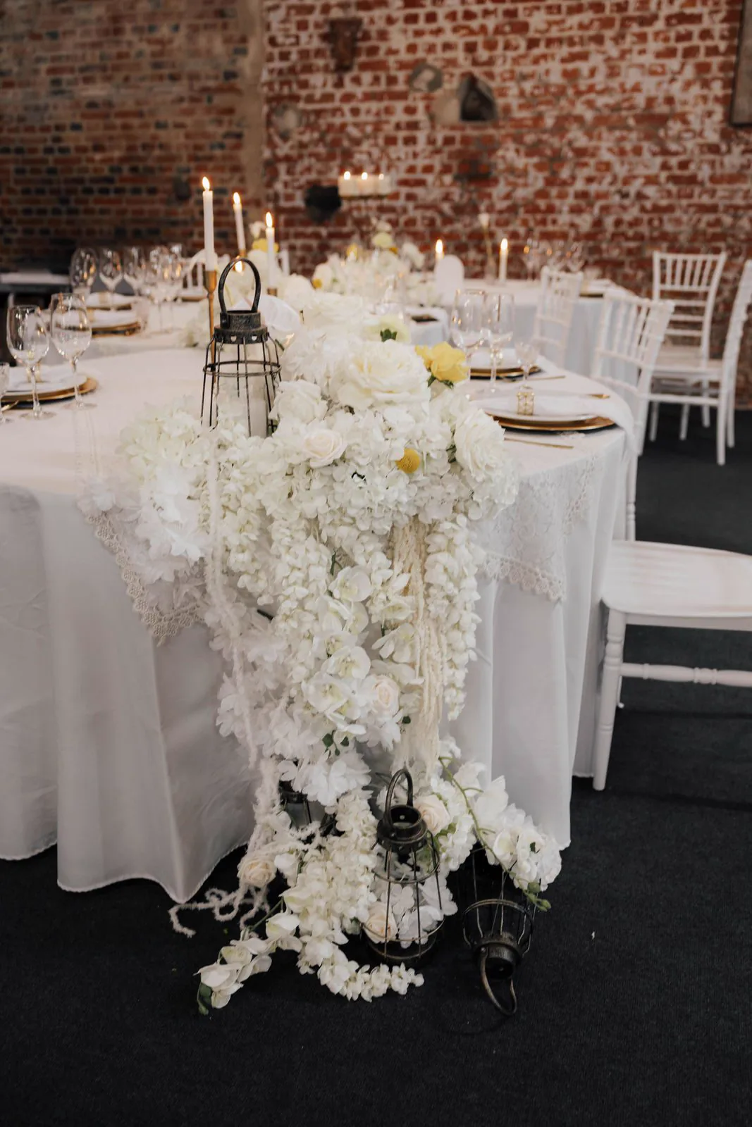 Üppiger weißer Blumenläufer auf der Tafel
