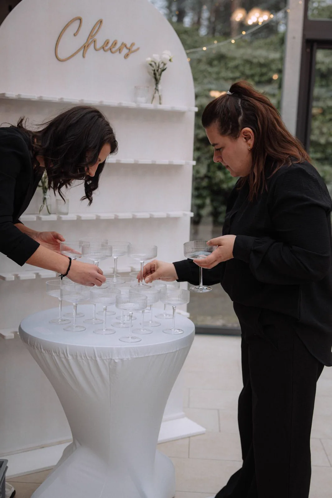 Filomena bei der Arbeit an der Champagner-Wand