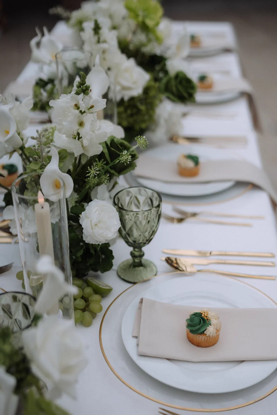 Individuelle Eventdekoration mit farbigen Blumen und Gläsern