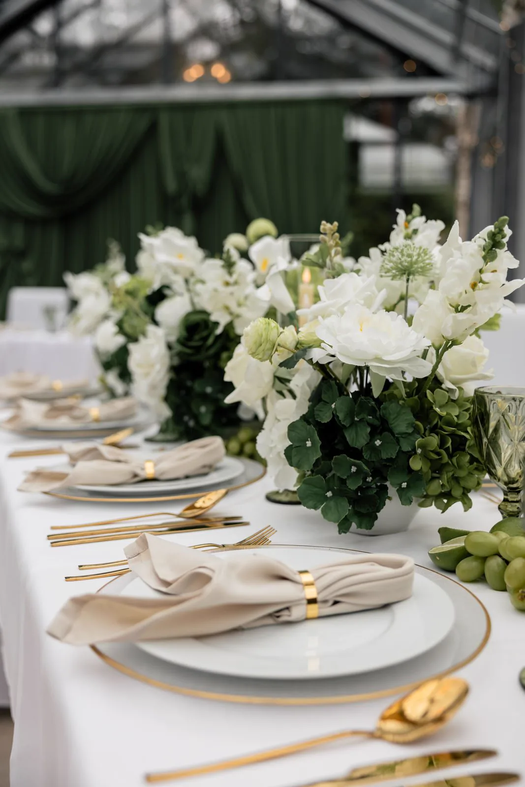 Weiß-florales Gedeck mit Blüten