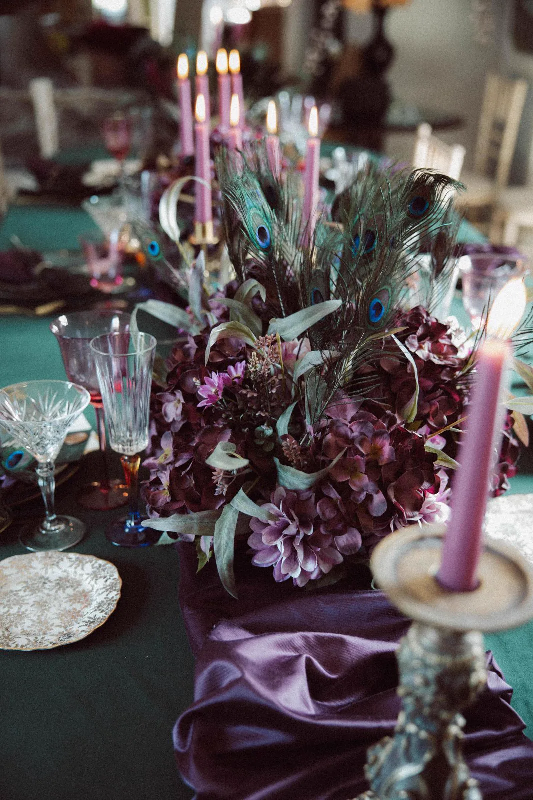 Monochrome Eventtafel mit schwarzen Kerzen und Menükarten