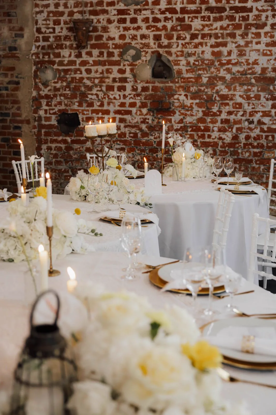 Festliche Hochzeitstafel mit hohen weißen Blumengestecken