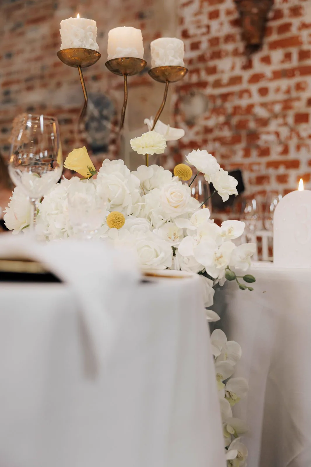 Stimmungsvolle Hochzeitstafel unter blühenden Bäumen