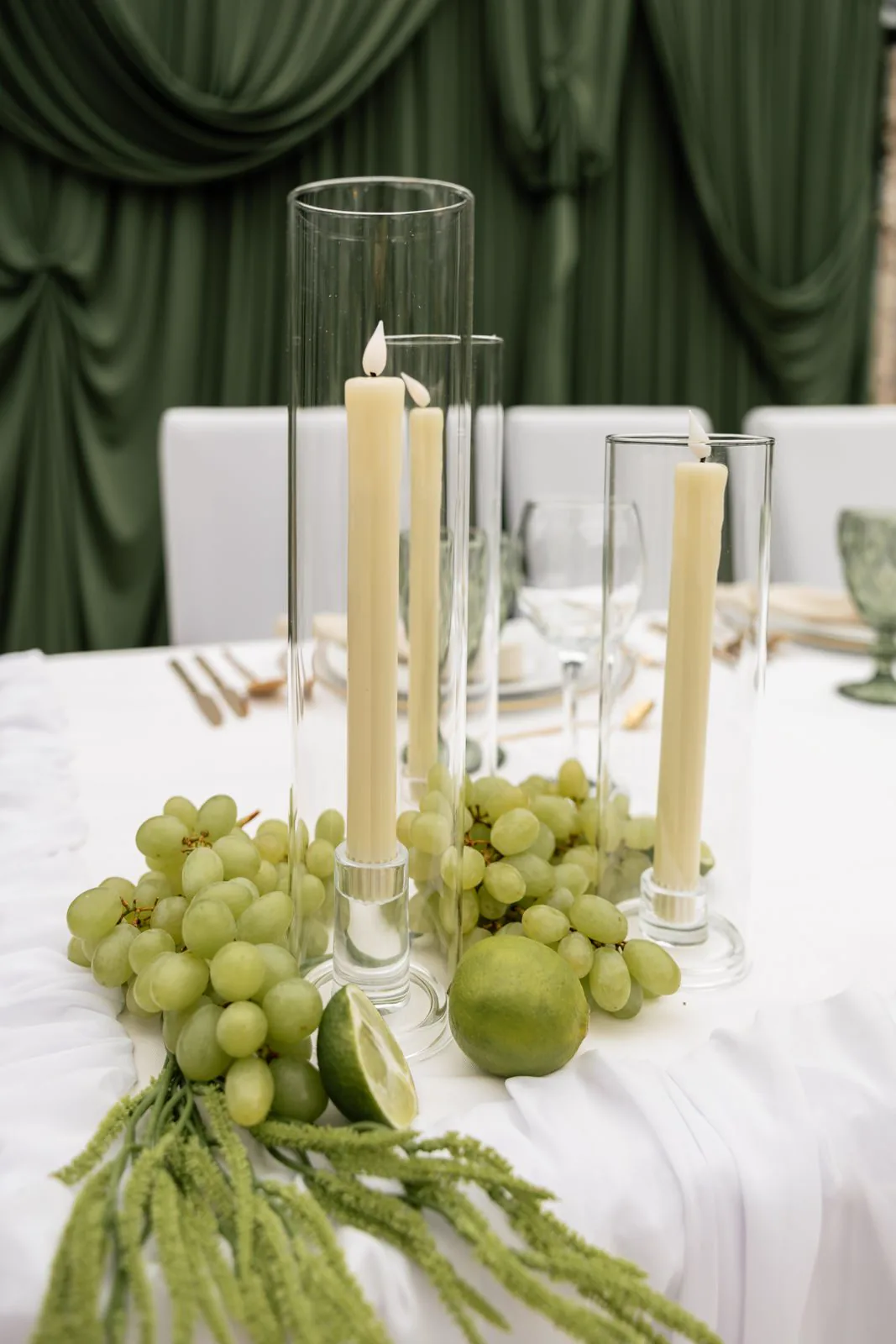 Natürliche Tafel mit Weintrauben und Grün