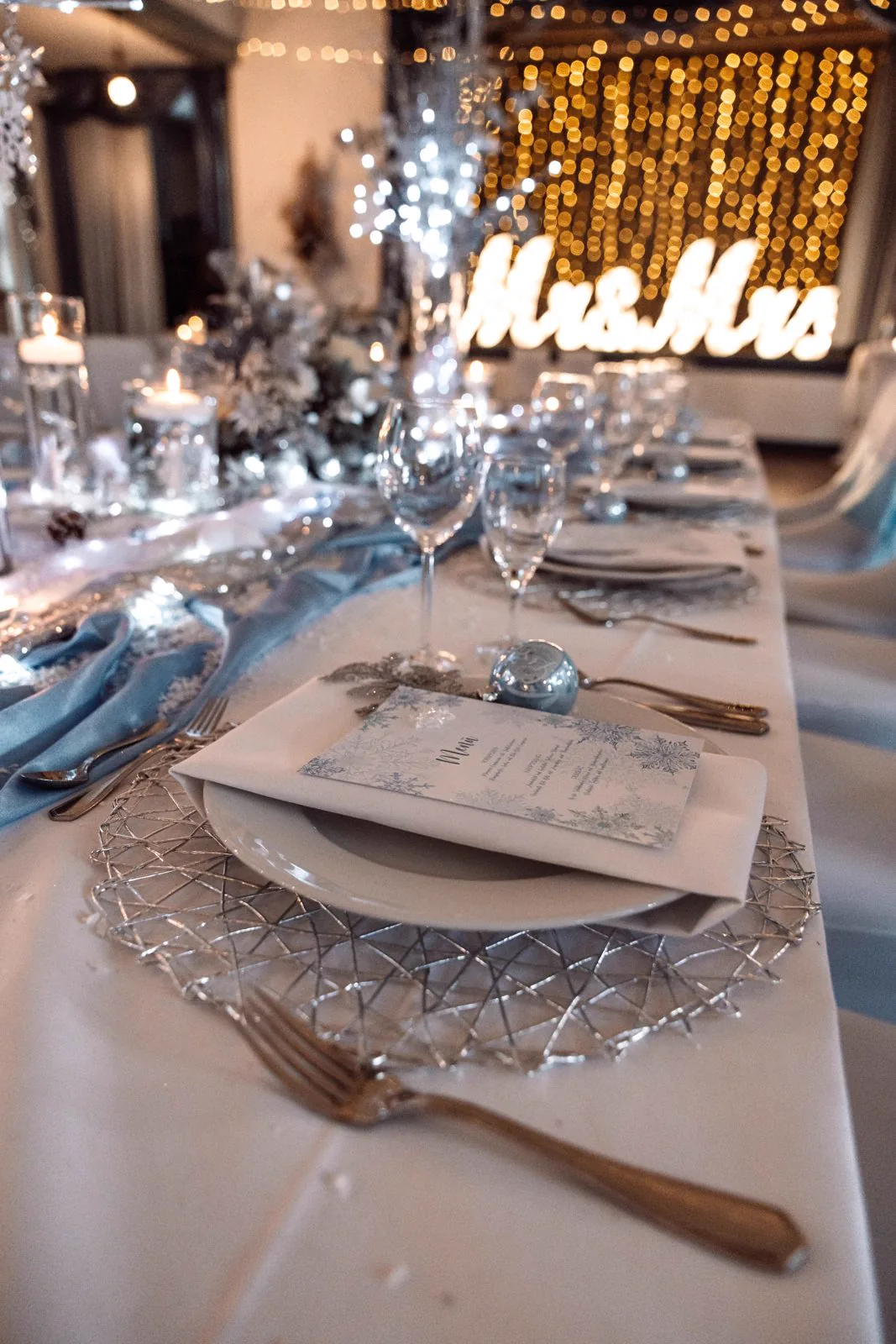 Festliche Tafel mit „Mrs & Mrs“-Leuchtschriftzug